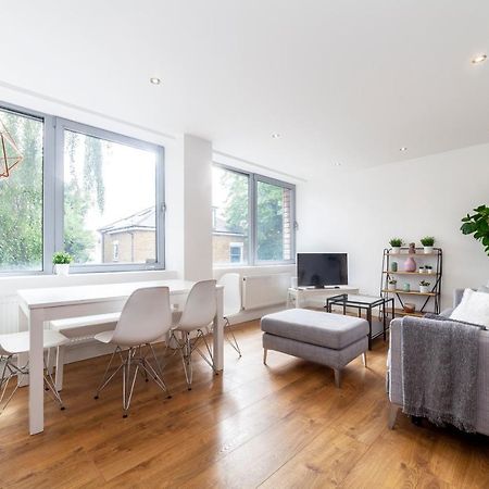 Appartamento Modern And Bright 2 Bdr Flat In Clapham Common Londra Esterno foto